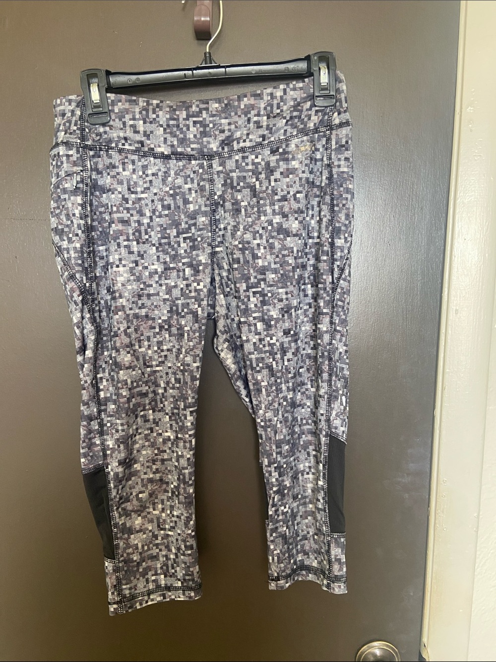 Women’s Gray Pixel-Print Active Capri Pants